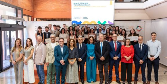 Acto de entrega de los Premios Extraordinarios y Mejores Expedientes del curso académico 2024–2025 - imatge 0